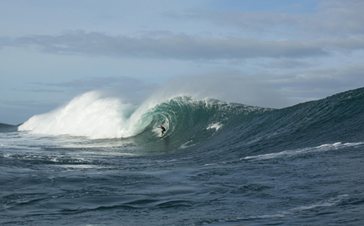 Justine Dupont en Irlande surfant Mullaghmore