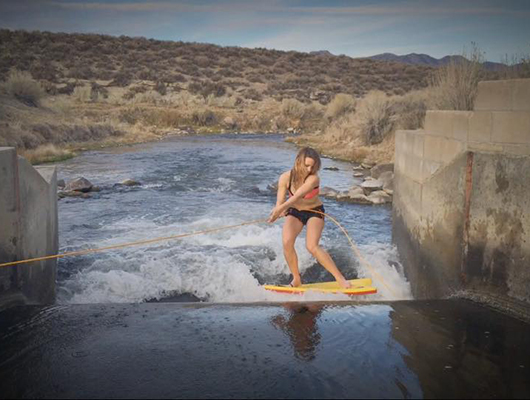 Surf dans la rivière de Mammoth