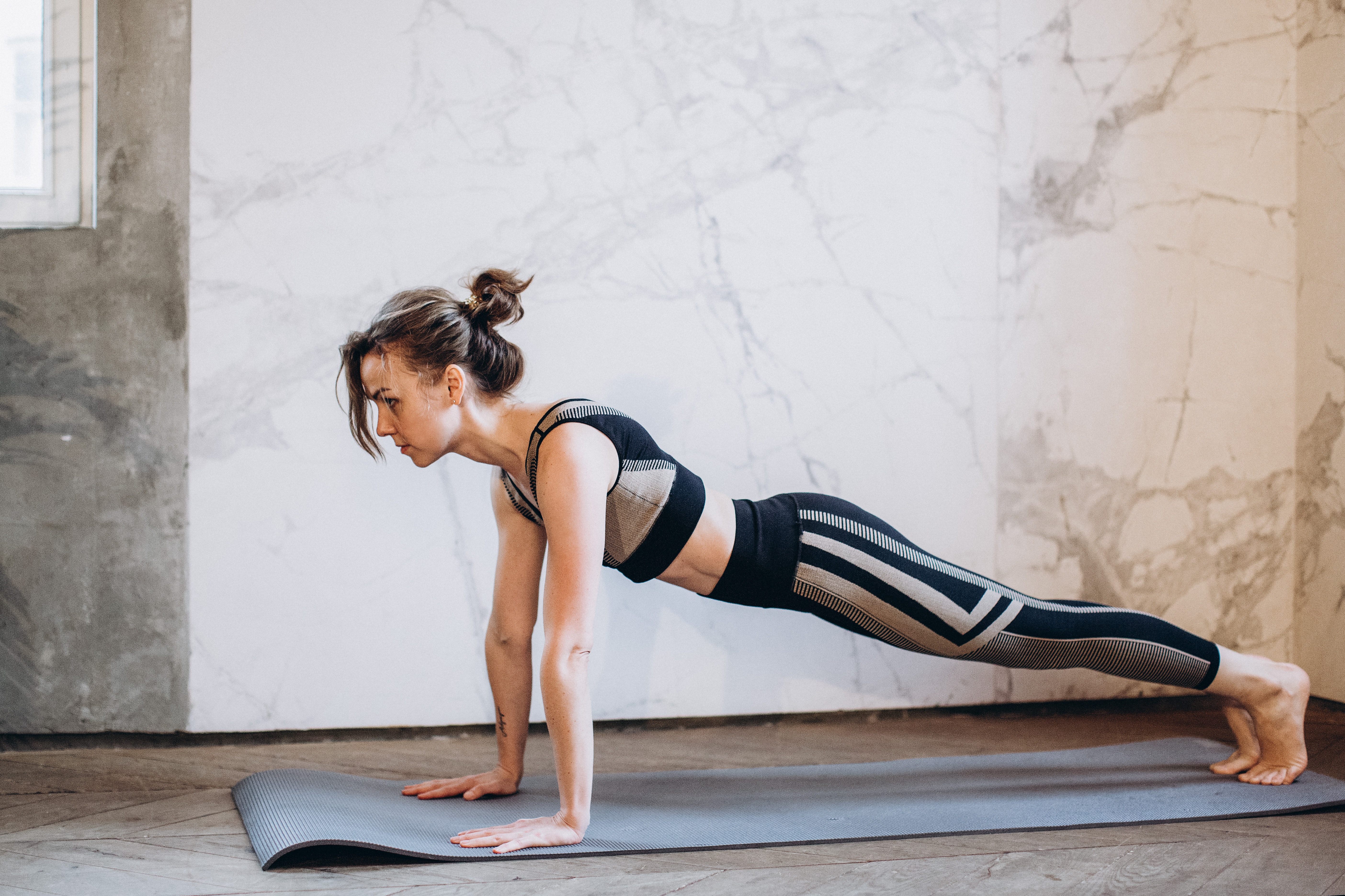 Femme, Faire, A, Ensemble Surf, Yoga, Fente Latérale, Pose